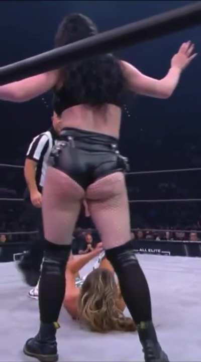 Saraya’s got a booty! 😍🤤🍑