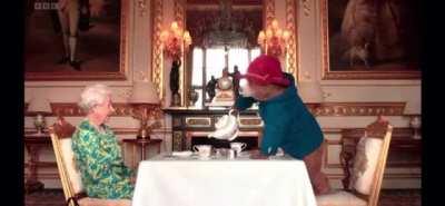 Paddington the Bear is invited to tea 🫖🇬🇧 (video version)