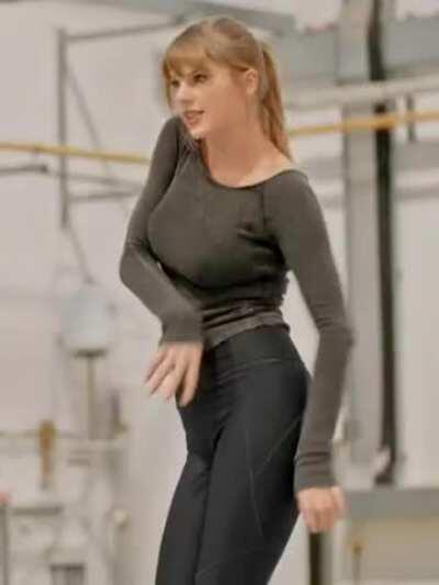 Taylor Swift looking busty