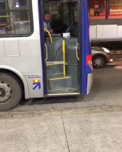 Every night this dog waits for the same bus driver ! (source: FB page :Hola Animal)