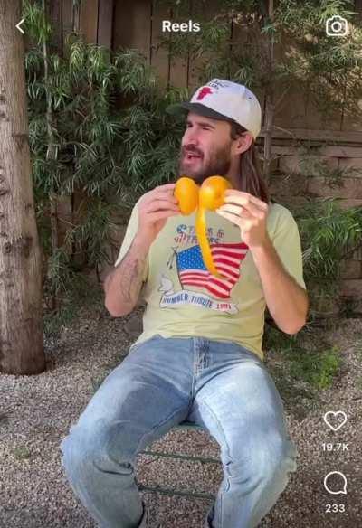 Peeling a grapefruit in one peel