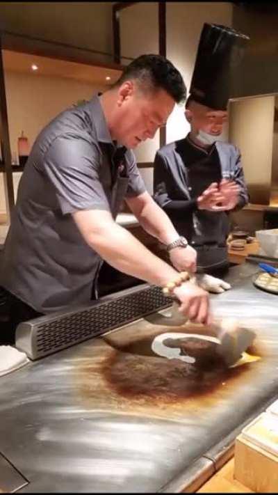 The incredible skills of this chef!