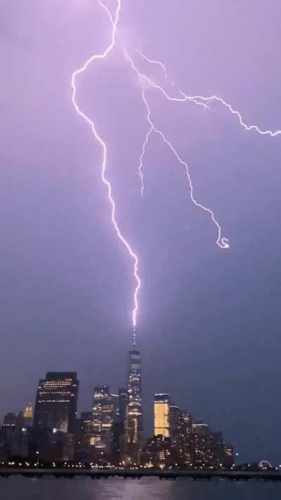 🔥 Lightning striking One World Trade Center