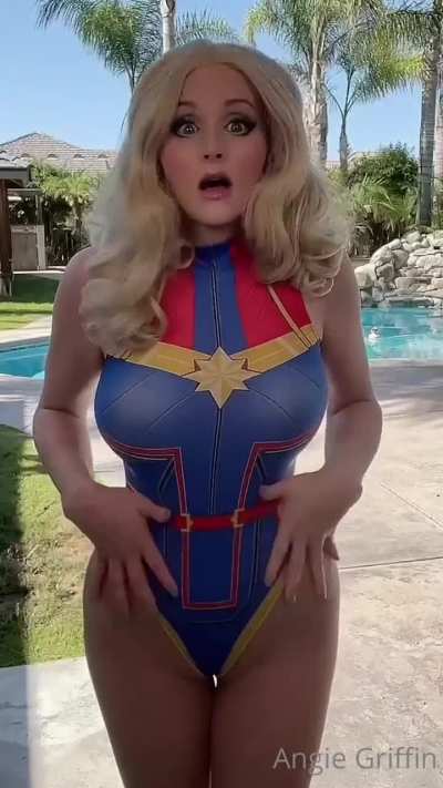 Captain Marvel Cosplay 😍