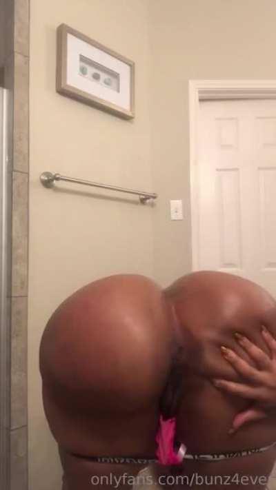 Bunz4ever touching herself 🍑🤤💦