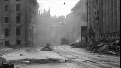 Some footage of American forces in Cologne - Including footage of T26E3 