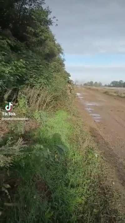 Ukrainian tank engaging Russian convoy as troops watch, Russia-Ukraine War 2022