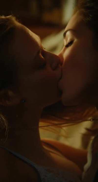 Amanda Seyfried &amp;amp; Megan Fox making out