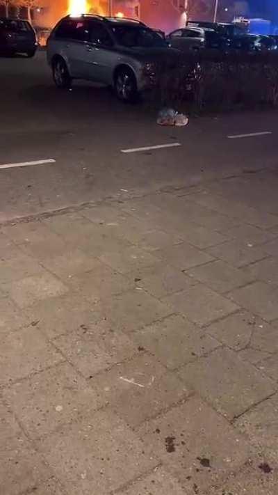 Video- Upplopp på Rosengård i Malmö efter koranbränningen, ungdomar kastar sten och smällare på polis och bränner upp bilar och bussar.