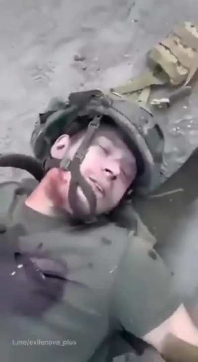 Some russians passing through Horlivka randomly came across a happy dead russian mototrooper. 