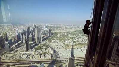 Tom Cruise falling from Burj Khalifa for a scene