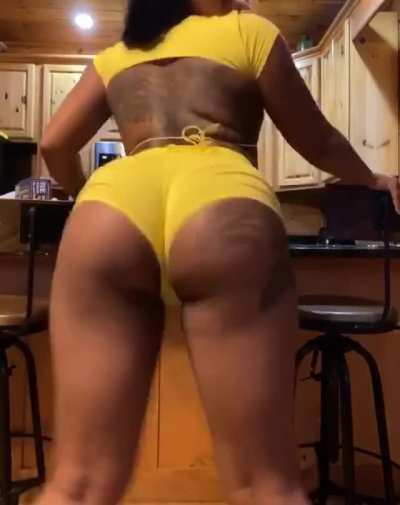 Queen Arri With The Phat Ass And Pussy