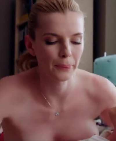 Betty Gilpin 