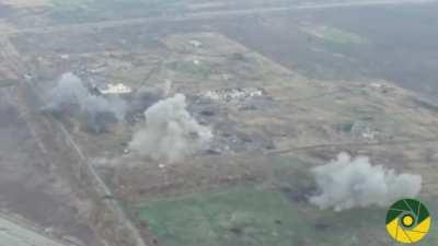 [modern]Ukrainian drone captures a brief but intense artillery barrage on separatist positions outside of Avdiivka