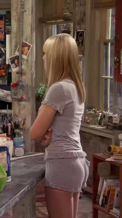 Beth Behrs curvy back story in 2 Broke Girls