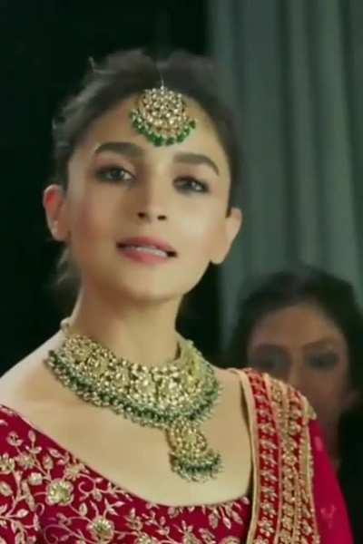 Just feel the elegant smile of Alia Bhatt. 😍❤