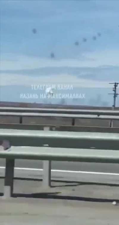 Footage of explosions near an aircraft factory in Kazan, Tatarstan this morning. Ukrainian drones were attacking the factory where Russia manufactures and repairs Tu-22M and Tu-160M ​​bombers.