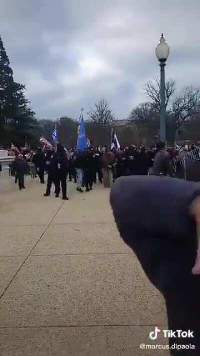 Video of Police inviting those dangerous protestors into the capital