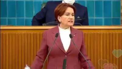 Meral Akşener; “Türkiye’nin namuslu, haysiyetli insanları adına, bir kez de buradan sesleniyorum: Yeter artık! Çirkin dilinizi de, kirli ellerinizi de, kadınların üzerinden çekin artık. Kadın bedeni üzerinden siyaset yapmaya, son verin artık.”