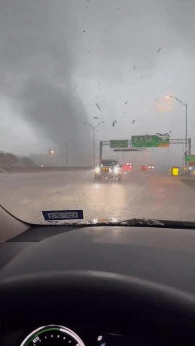 🔥 Tornado crossing a Dallas highway yesterday.