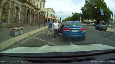 Driver causes accident, threatens dash cam owner and tries to flee before meeting instant karma