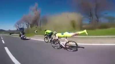 Cyclist suspended himself on his bicycle while going down a slope to take the lead at a race