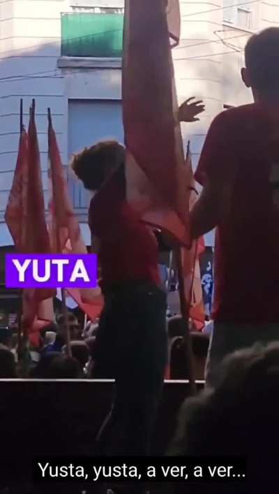 En una marcha de estudiantes, se pusieron a animar con un nuevo cántico.