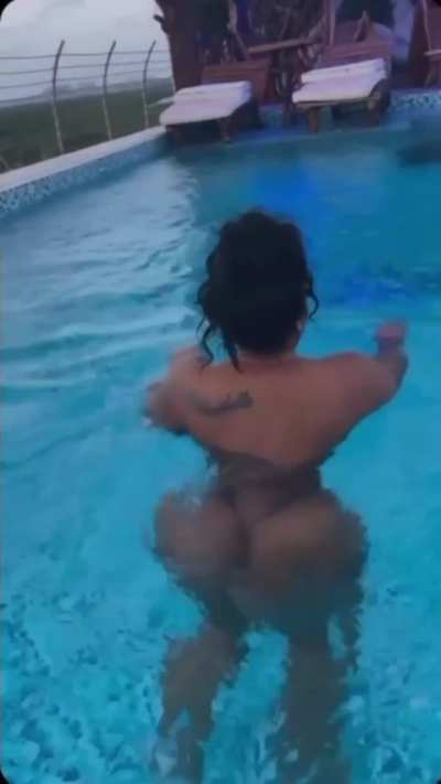 Hottest Shit on the Gram 40: (@5footfunsize) titties out in the pool