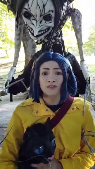 Coraline cosplay.