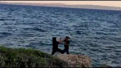 arkadaşım ve ben temel wing chun biliyoruz. Böyle yerlere gidip idman yapıp kafa dağıtıyoruz. Sizce çok mu saçma gözüküyor yoksa hoş mu? (sonuna kadar izleyin bu arada)