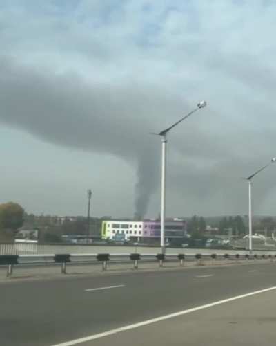 facility of the Armed Forces of the Russian Federation in Luhansk column of smoke rises over the city, reportedly there were 8 explosions across the city 