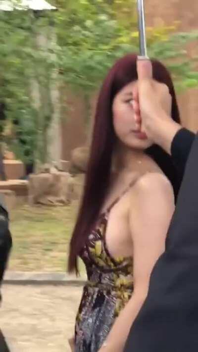 Bae Suzy - Sideboob action