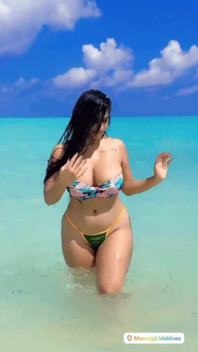 Pratika Sood navel in bikini