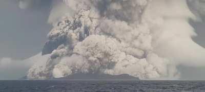 Realtime footage of volcano eruption in Tonga