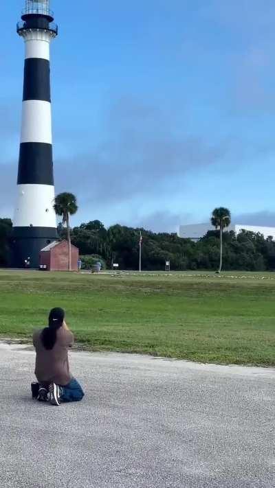 The Falcon Heavy's landing looks like a scene from a scifi movie