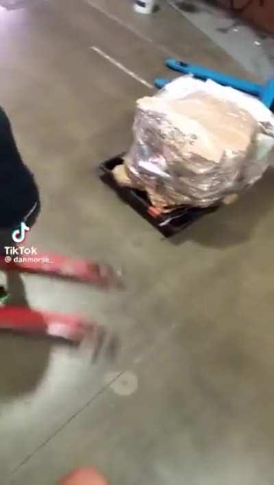 This dude drifting a pallet jack into a pallet