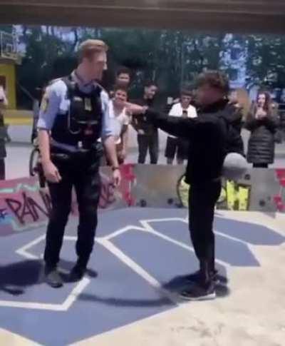 Freestyler owns danish police in a 1v1 battle