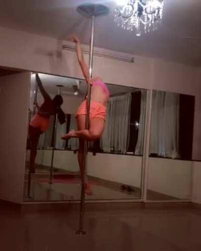 Jacqueline Fernandez pole dance