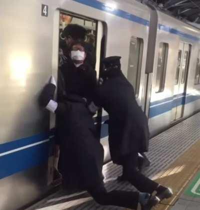 This is how crowded trains are in Tokyo