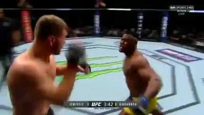 Francis Ngannou gets aggravated by Miocic head and decide to headhunt for the rest of the fight while Miocic shows briliant headmovment like true matador. First tercio!