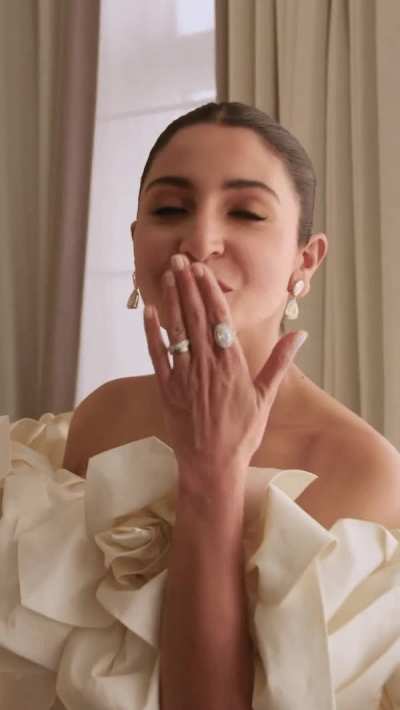 Anushka Sharma face 