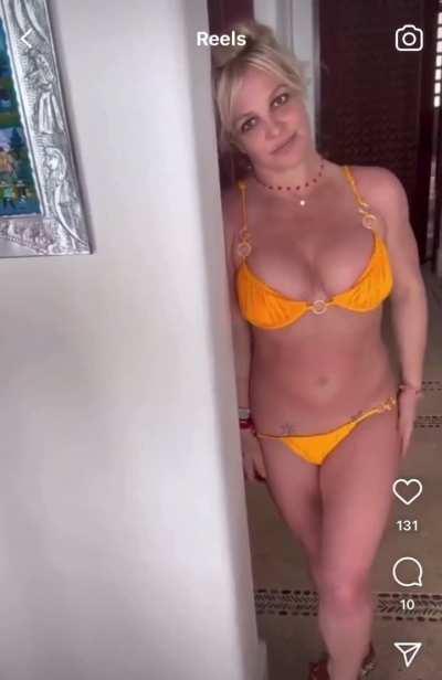 Huge tatas in a yellow bikini