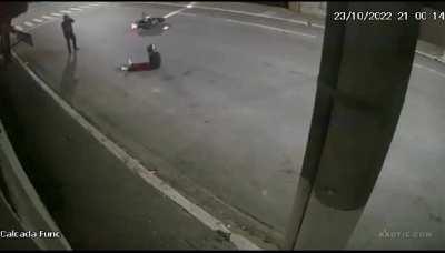 Motorcyclist takes gun from robber and shoots him [São Paulo, Brasil]