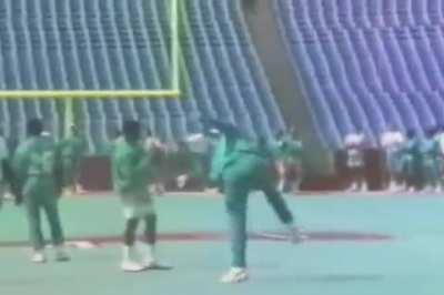 [Highlight] Dan Marino completes a ridiculous backwards pass.