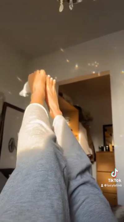 @lucylatin6 playing with her feet