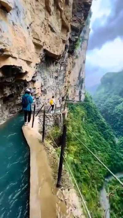 Can You Imagine Walking Around The Mountains Literally?! Not For the Ones Who Fear Heights!