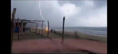 Lightning ⚡️strikes a couple of people in a beach in Michoacán, Mexico