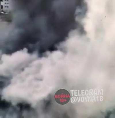 The arrival of a Ukrainian projectile on a Russian military man who was sitting on the roof in Bakhmut