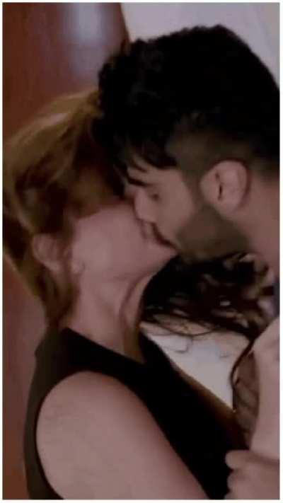 KAREENA Kapoor #kiss