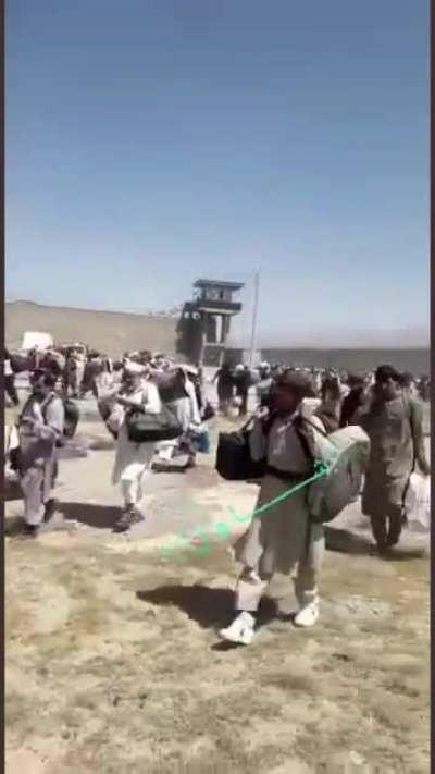 Prisoners leaving Kabul jail after being freed by Taliban